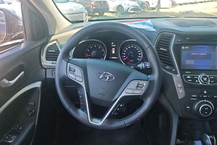 Used Hyundai Santa Fe 2015 2.0T Automatic Two-Wheel Drive Smart Version 5 Seats Steering Wheel