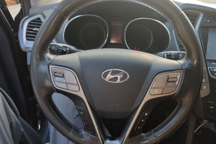 Used Hyundai Santa Fe 2015 2.0T Automatic Two-Wheel Drive Smart Version 5 Seats Steering Wheel