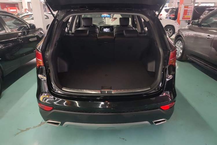 Used Hyundai Santa Fe 2015 2.4L Automatic Two-Wheel Drive Smart Version 5 Seats Trunk