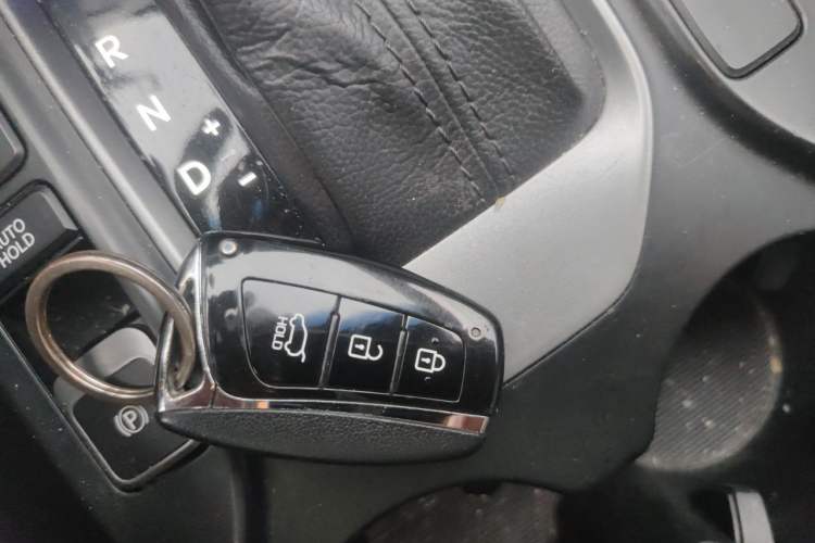 Used Hyundai Santa Fe 2015 2.0T Automatic Two-Wheel Drive Smart Version 5 Seats Vehicle Key