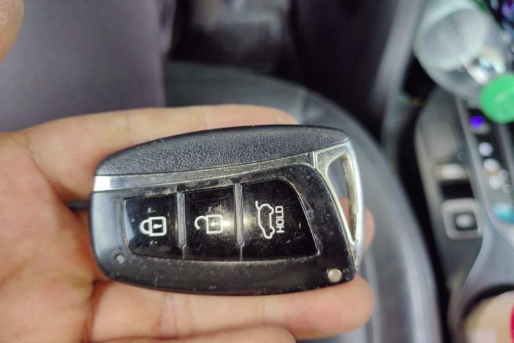 Used Hyundai Santa Fe 2015 2.4L Automatic Two-Wheel Drive Smart Version 5 Seats Vehicle Key
