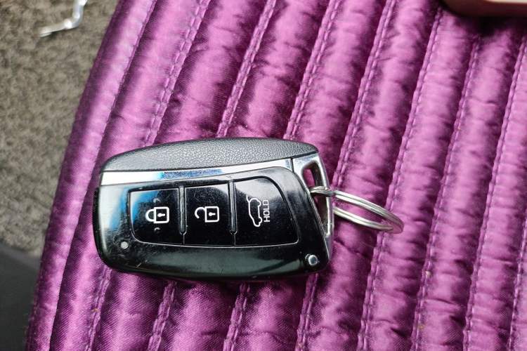 Used Hyundai Santa Fe 2015 2.4L Automatic Two-Wheel Drive Smart Version 5 Seats Vehicle Key