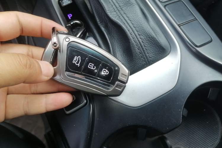 Used Hyundai Santa Fe 2015 2.0T Automatic All-Wheel Drive Smart Version 5 Seats Vehicle Key