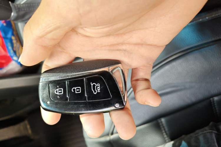 Used Hyundai Santa Fe 2015 2.0T Automatic 4x4 Smart 7-Seater Vehicle Key