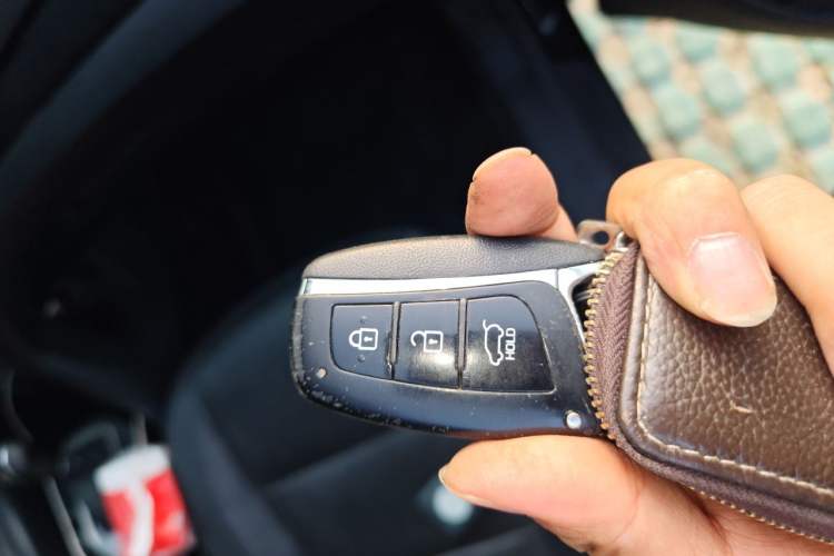 Used Hyundai Santa Fe 2015 2.0T Automatic Two-Wheel Drive Smart Version 5 Seats Vehicle Key