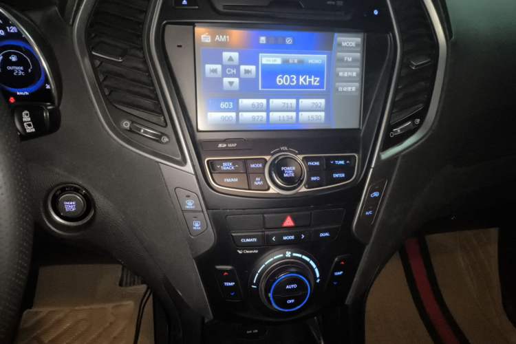 Used Hyundai Santa Fe 2015 2.0T Automatic Two-Wheel Drive Smart Version 5 Seats Audio And AC Panel