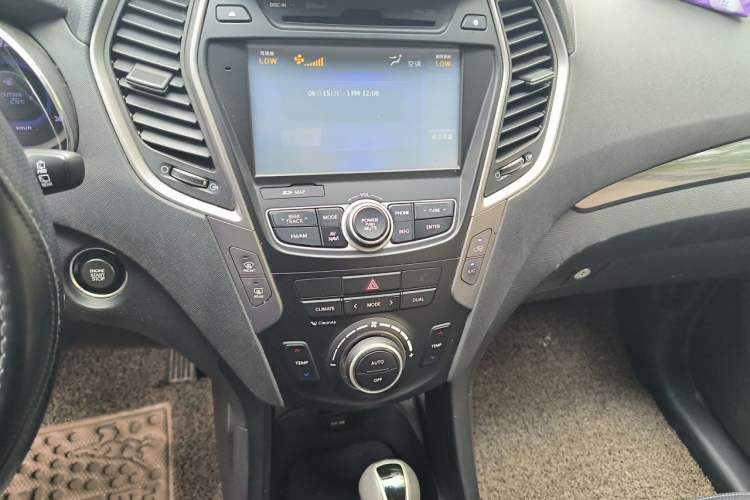 Used Hyundai Santa Fe 2015 2.0T Automatic Two-Wheel Drive Smart Version 5 Seats Audio And AC Panel
