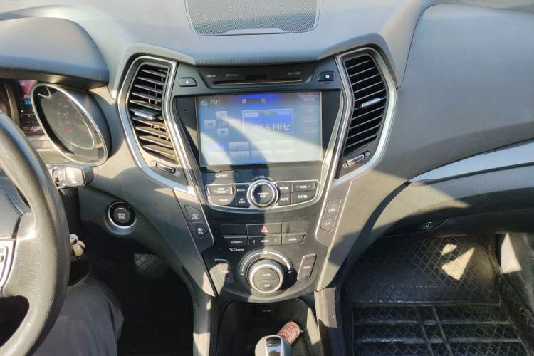 Used Hyundai Santa Fe 2015 2.4L Automatic Two-Wheel Drive Smart Version 5 Seats Audio And AC Panel