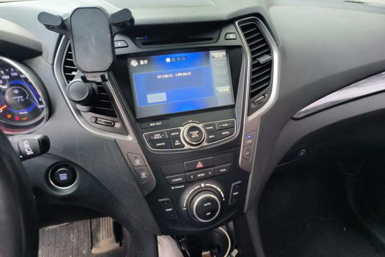Used Hyundai Santa Fe 2015 2.0T Automatic Two-Wheel Drive Smart Version 5 Seats Audio And AC Panel