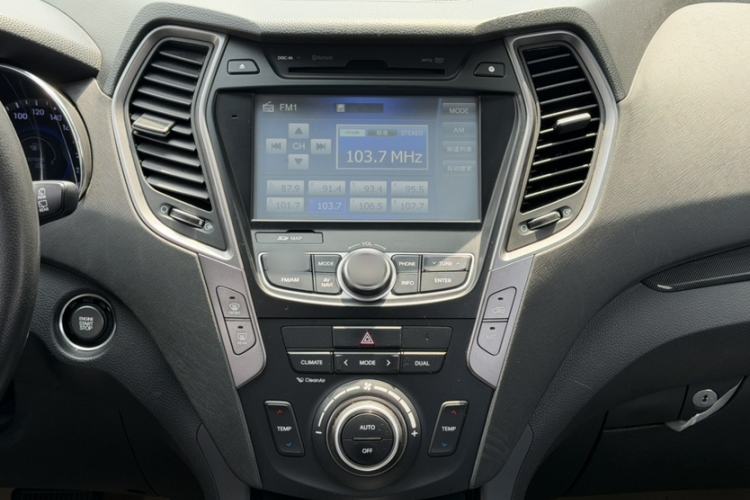Used Hyundai Santa Fe 2015 2.0T Automatic Two-Wheel Drive Smart Version 5 Seats Audio And AC Panel