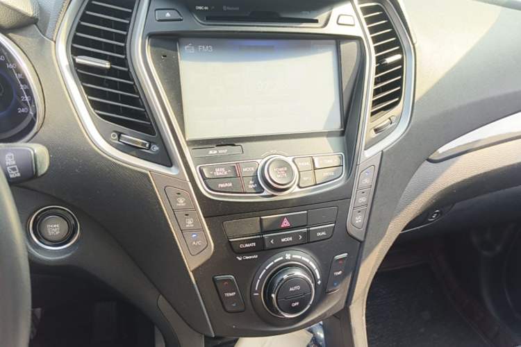 Used Hyundai Santa Fe 2015 2.0T Automatic 4x4 Smart 7-Seater Audio And AC Panel