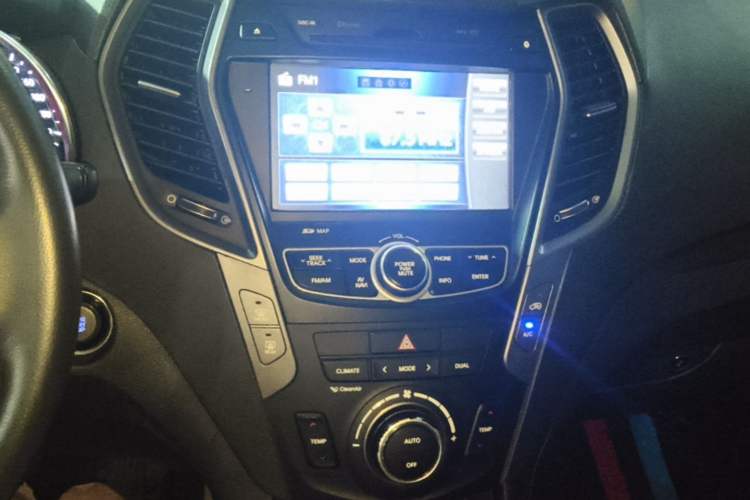 Used Hyundai Santa Fe 2015 2.0T Automatic Two-Wheel Drive Smart Version 5 Seats Audio And AC Panel
