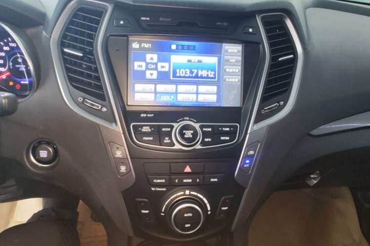 Used Hyundai Santa Fe 2015 2.0T Automatic Two-Wheel Drive Smart Version 5 Seats Audio And AC Panel