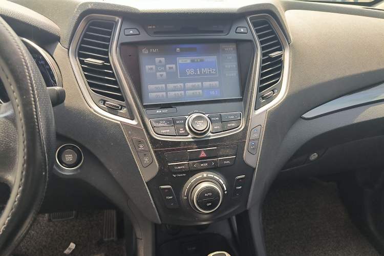 Used Hyundai Santa Fe 2015 2.0T Automatic Two-Wheel Drive Smart Version 5 Seats Audio And AC Panel