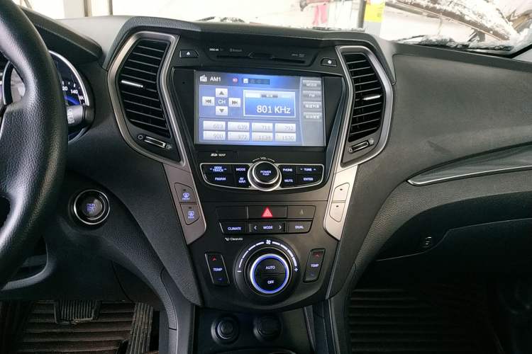 Used Hyundai Santa Fe 2015 2.4L Automatic All-Wheel Drive Smart Version 5 Seats Audio And AC Panel