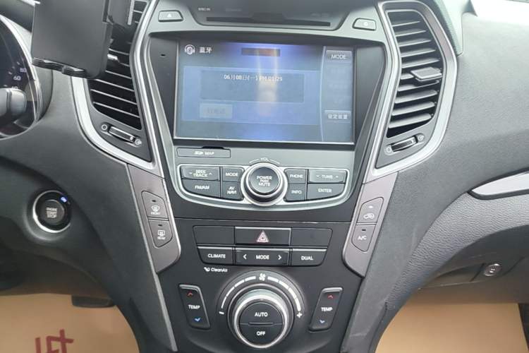Used Hyundai Santa Fe 2015 2.0T Automatic Two-Wheel Drive Smart Version 5 Seats Audio And AC Panel