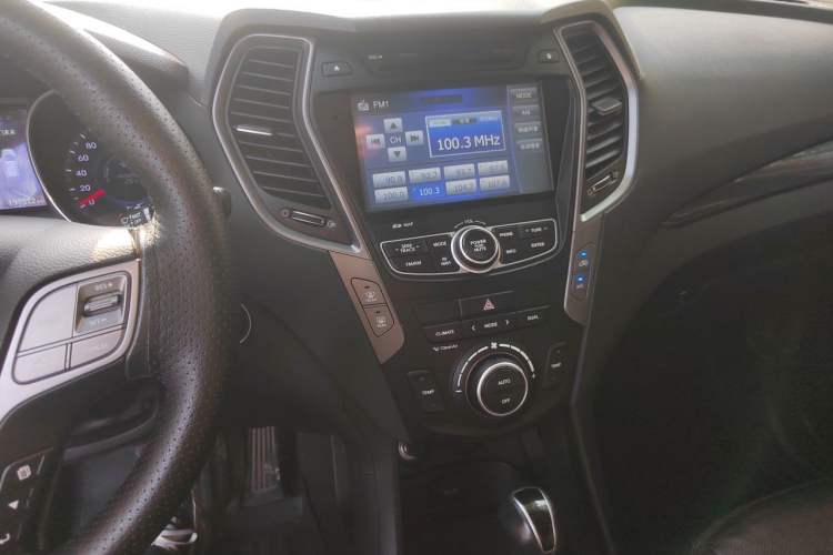 Used Hyundai Santa Fe 2015 2.0T Automatic All-Wheel Drive Smart Version 5 Seats Audio And AC Panel