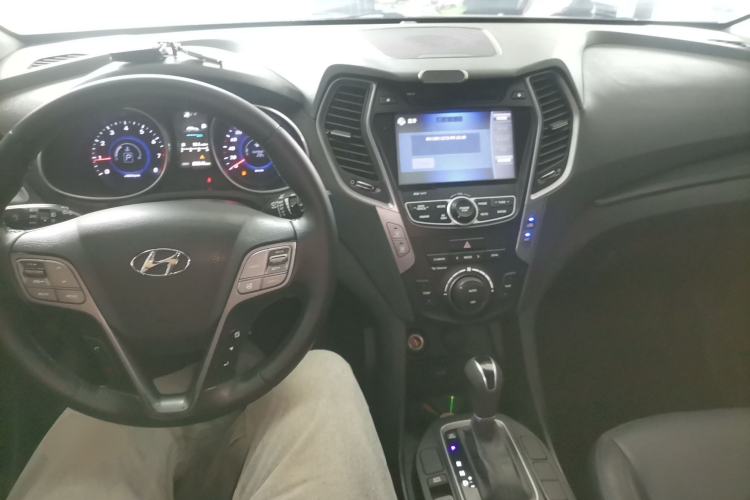 Used Hyundai Santa Fe 2015 2.4L Automatic All-Wheel Drive Smart Version 5 Seats Center Console