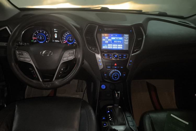 Used Hyundai Santa Fe 2015 2.0T Automatic Two-Wheel Drive Smart Version 5 Seats Center Console