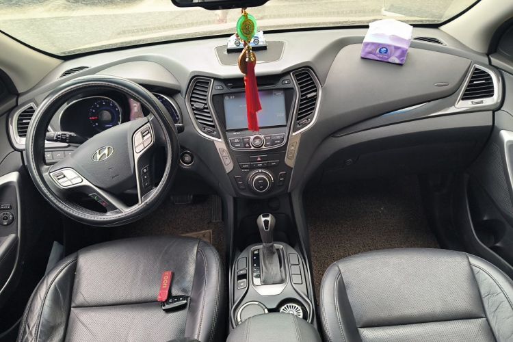 Used Hyundai Santa Fe 2015 2.0T Automatic Two-Wheel Drive Smart Version 5 Seats Center Console