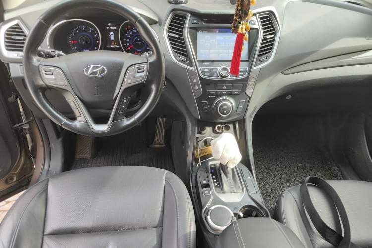 Used Hyundai Santa Fe 2015 2.4L Automatic Two-Wheel Drive Smart Version 5 Seats Center Console