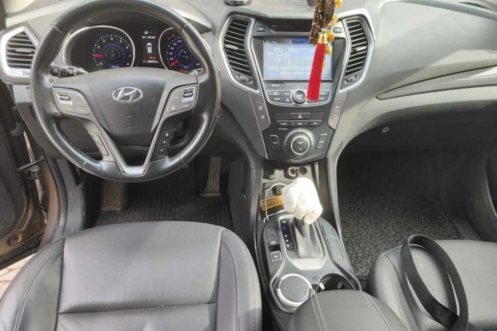 Used Hyundai Santa Fe 2015 2.4L Automatic Two-Wheel Drive Smart Version 5 Seats Center Console