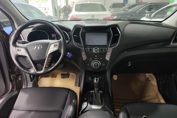 Used Hyundai Santa Fe 2015 2.0T Automatic Two-Wheel Drive Smart Version 5 Seats Center Console