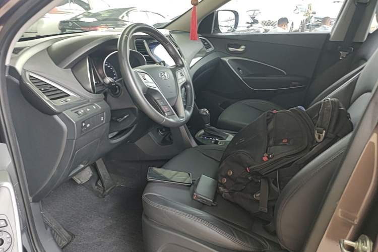 Used Hyundai Santa Fe 2015 2.4L Automatic All-Wheel Drive Smart Version 5 Seats Driver Seat
