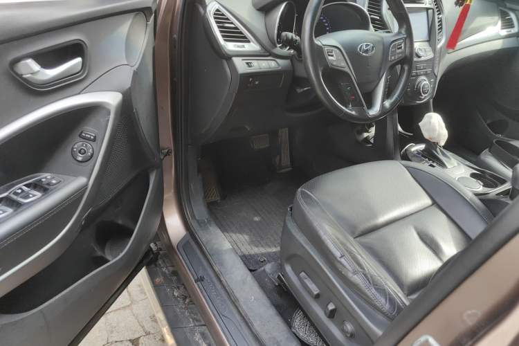 Used Hyundai Santa Fe 2015 2.4L Automatic Two-Wheel Drive Smart Version 5 Seats Driver Seat