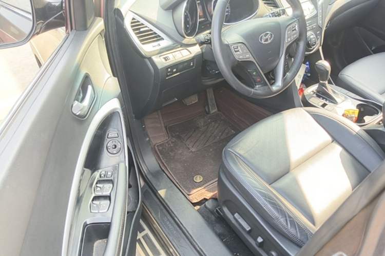 Used Hyundai Santa Fe 2015 2.0T Automatic 4x4 Smart 7-Seater Driver Seat