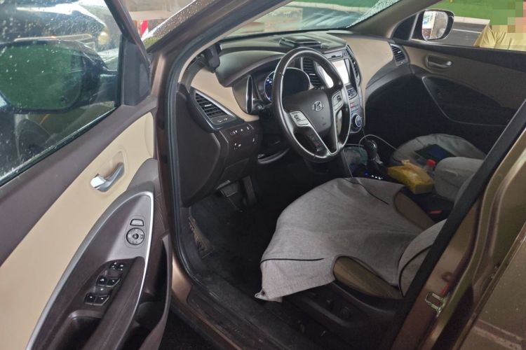 Used Hyundai Santa Fe 2015 2.4L Automatic All-Wheel Drive Smart Version 5 Seats Driver Seat