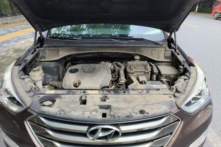 Used Hyundai Santa Fe 2015 2.0T Automatic Two-Wheel Drive Smart Version 5 Seats Engine Bay