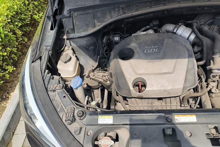 Used Hyundai Santa Fe 2015 2.0T Automatic Two-Wheel Drive Smart Version 5 Seats Engine Bay Right