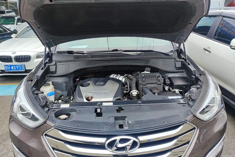 Used Hyundai Santa Fe 2015 2.0T Automatic Two-Wheel Drive Smart Version 5 Seats Engine Bay