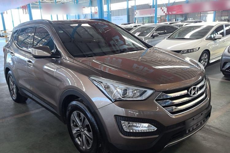 Used Hyundai Santa Fe 2015 2.0T Automatic Two-Wheel Drive Smart Version 5 Seats Exterior 2