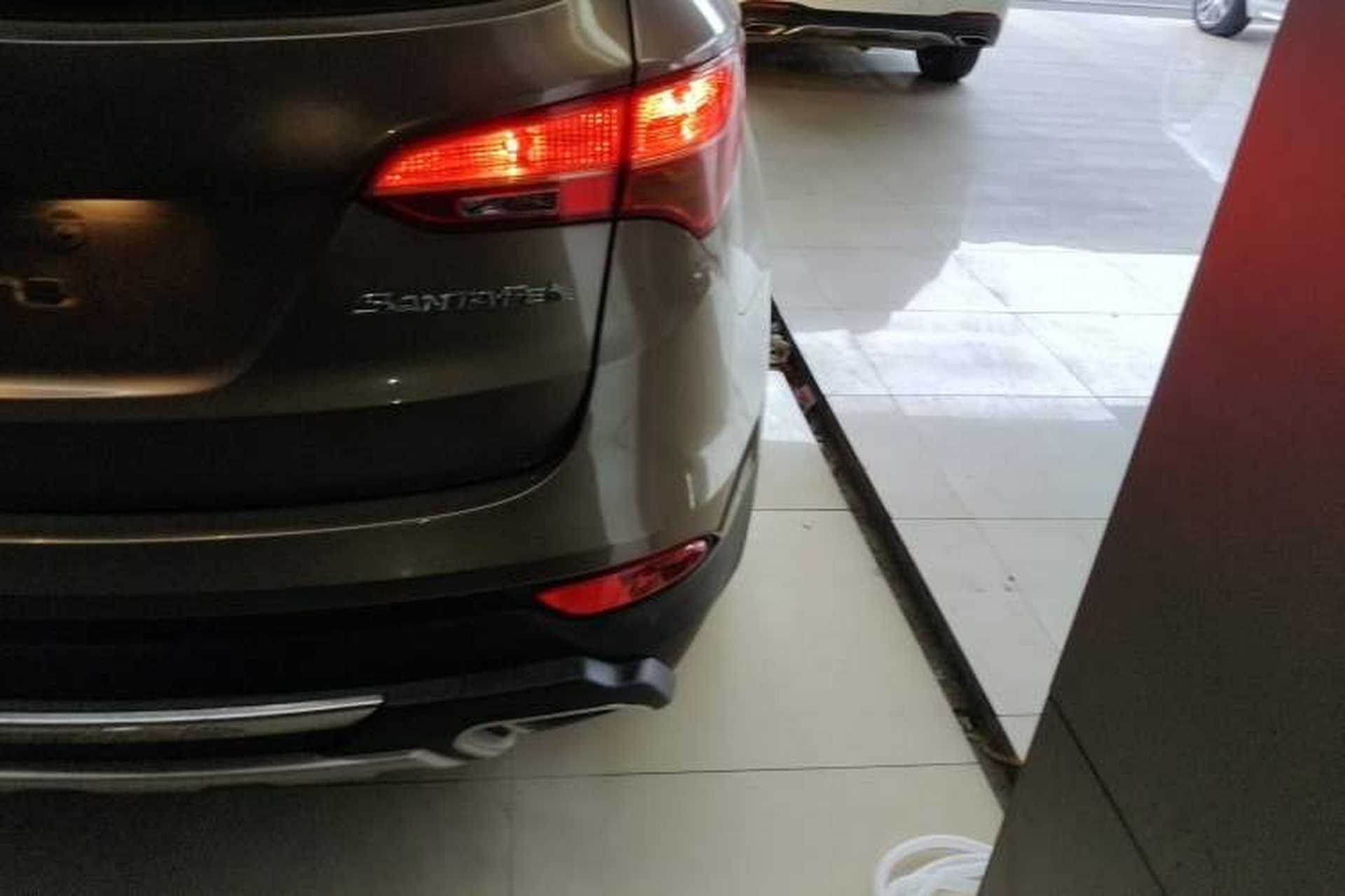 Used Hyundai Santa Fe 2015 2.4L Automatic Two-Wheel Drive Smart Version 5 Seats Exterior 3