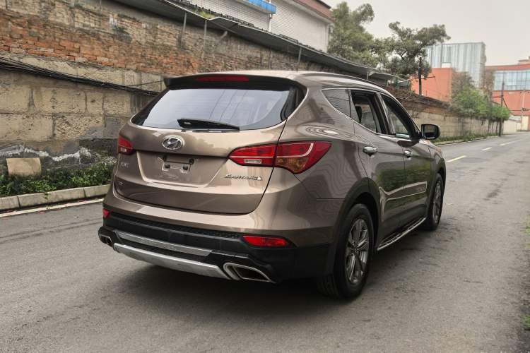Used Hyundai Santa Fe 2015 2.0T Automatic Two-Wheel Drive Smart Version 5 Seats Exterior 4