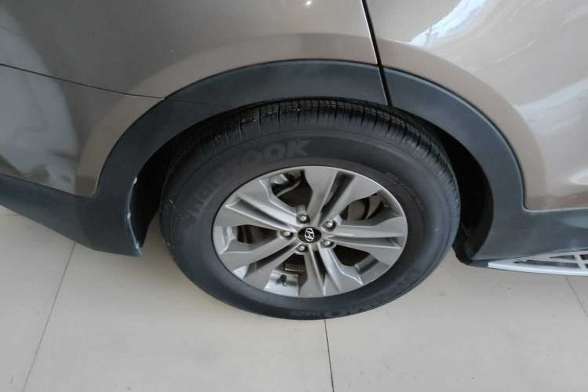 Used Hyundai Santa Fe 2015 2.4L Automatic Two-Wheel Drive Smart Version 5 Seats Exterior 5