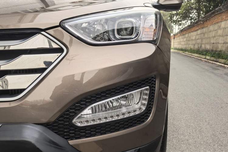 Used Hyundai Santa Fe 2015 2.0T Automatic Two-Wheel Drive Smart Version 5 Seats Exterior 5