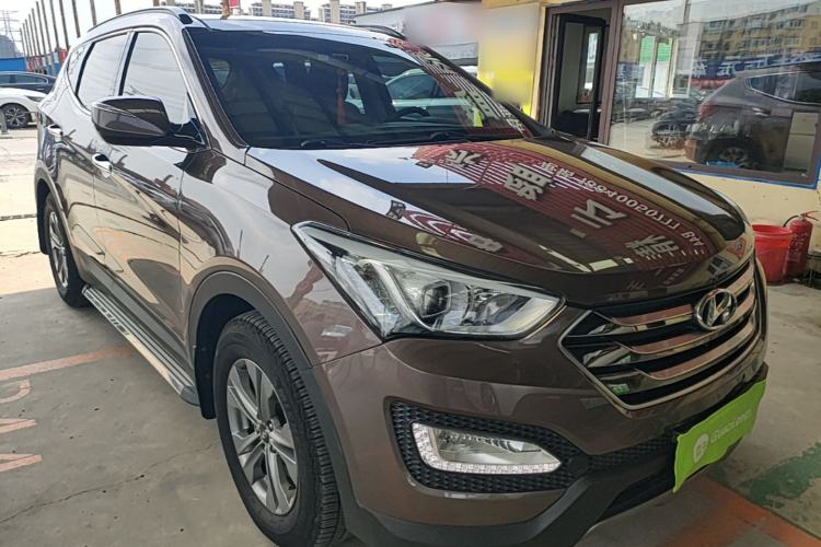 Used Hyundai Santa Fe 2015 2.4L Automatic All-Wheel Drive Smart Version 5 Seats Front Right 45 Deg