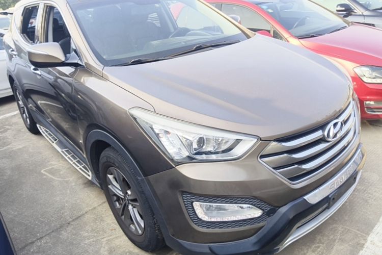 Used Hyundai Santa Fe 2015 2.0T Automatic 4x4 Smart 7-Seater Front Right 45 Deg