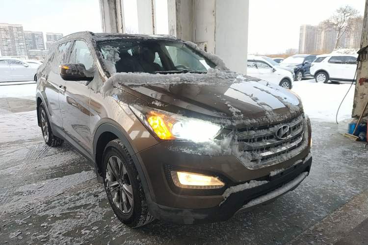 Used Hyundai Santa Fe 2015 2.4L Automatic All-Wheel Drive Smart Version 5 Seats Front Right 45 Deg