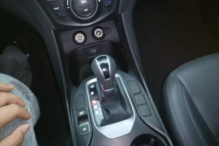 Used Hyundai Santa Fe 2015 2.4L Automatic All-Wheel Drive Smart Version 5 Seats Gear Lever