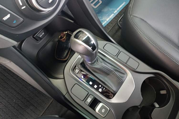 Used Hyundai Santa Fe 2015 2.4L Automatic All-Wheel Drive Smart Version 5 Seats Gear Lever