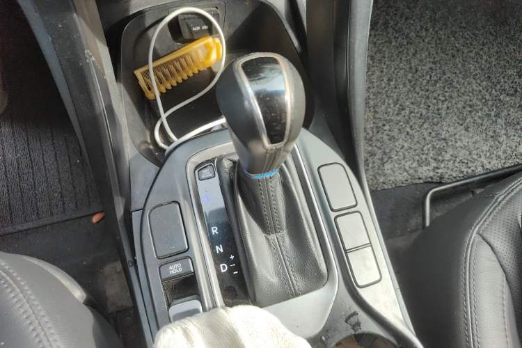 Used Hyundai Santa Fe 2015 2.4L Automatic Two-Wheel Drive Smart Version 5 Seats Gear Lever