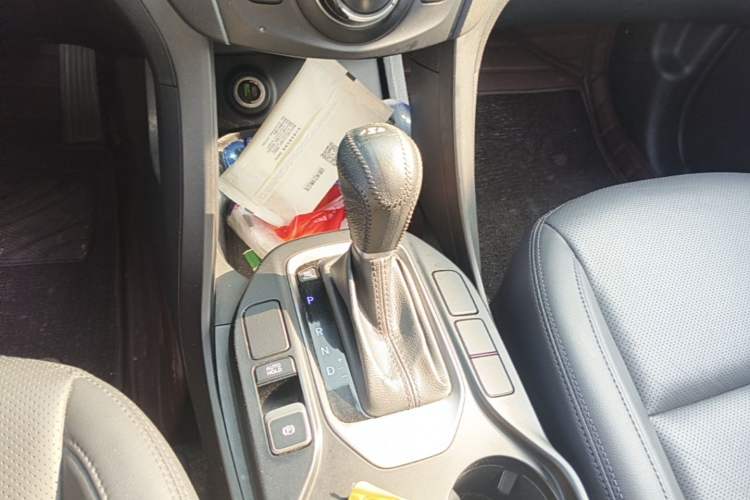 Used Hyundai Santa Fe 2015 2.0T Automatic 4x4 Smart 7-Seater Gear Lever