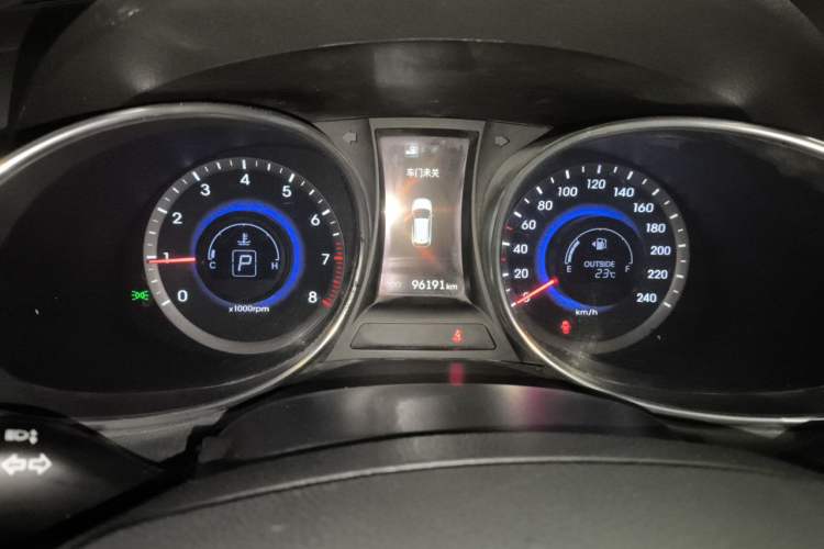 Used Hyundai Santa Fe 2015 2.0T Automatic Two-Wheel Drive Smart Version 5 Seats Instrument Cluster
