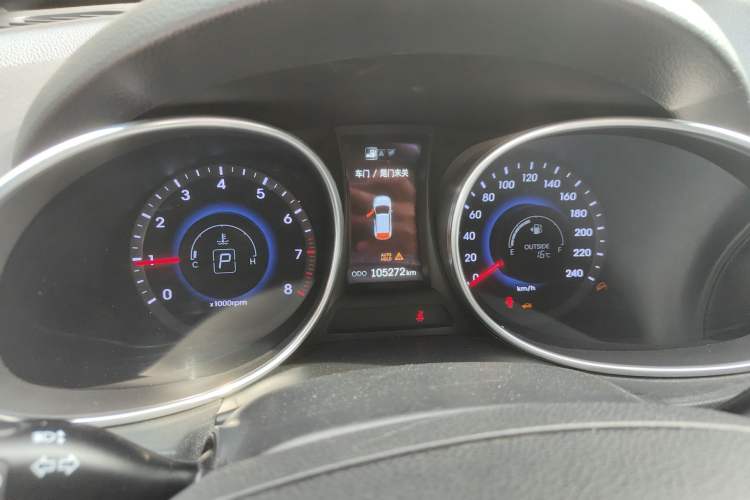 Used Hyundai Santa Fe 2015 2.4L Automatic Two-Wheel Drive Smart Version 5 Seats Instrument Cluster
