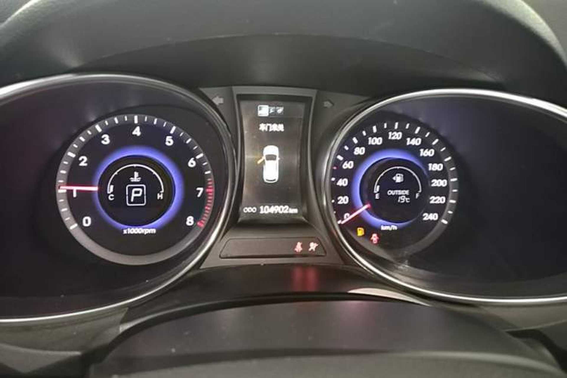 Used Hyundai Santa Fe 2015 2.4L Automatic Two-Wheel Drive Smart Version 5 Seats Instrument Cluster