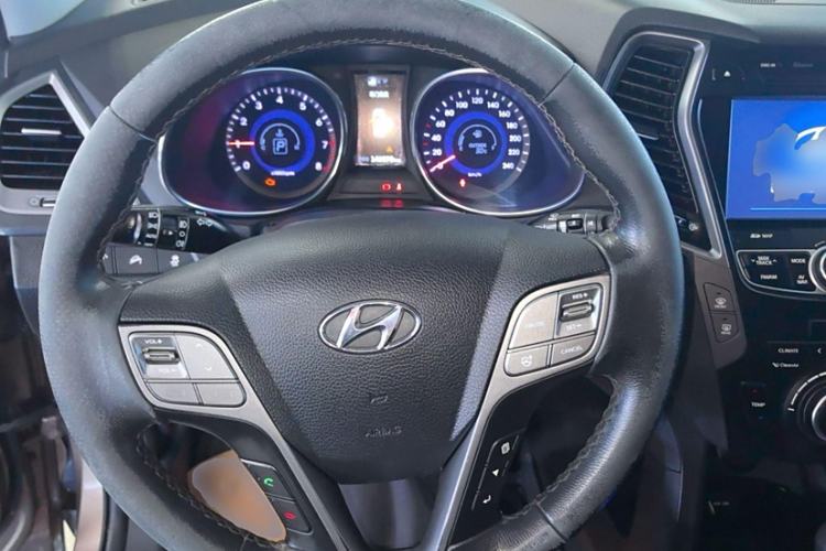 Used Hyundai Santa Fe 2015 2.0T Automatic Two-Wheel Drive Smart Version 5 Seats Interior 1